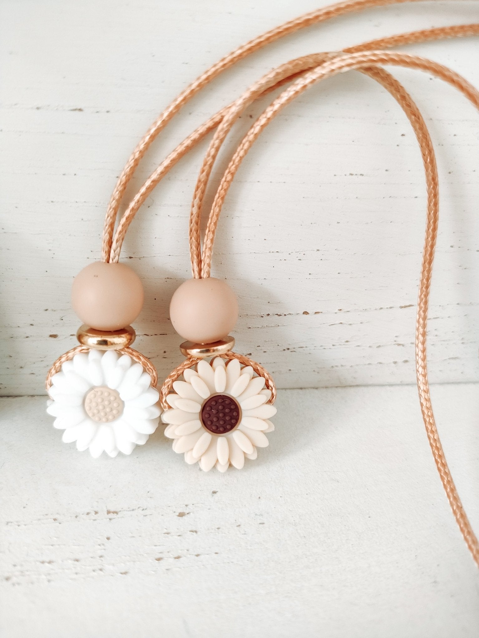 Dainty Daisy Pendant - Bennie blooms