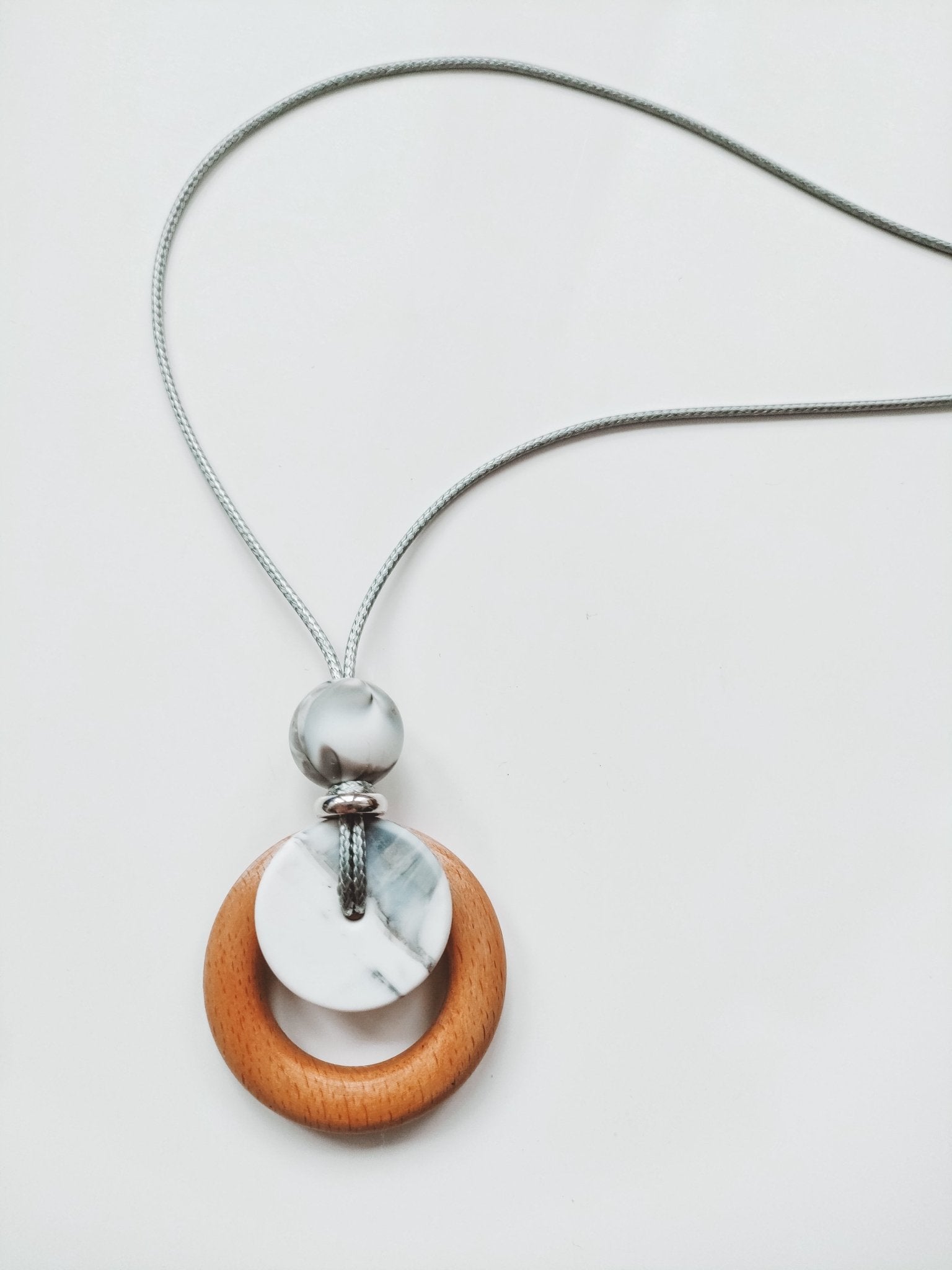blossy Motherhood white Marble nursing necklace with silver detail